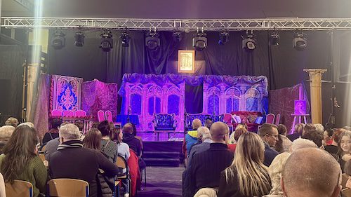 Widok na scenę spektaklu "Uczone Białogłowy"