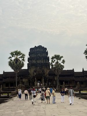 Gł&oacute;wna brama na teren świątyni Angkor Wat od strony mostu zbudowanego na fosie