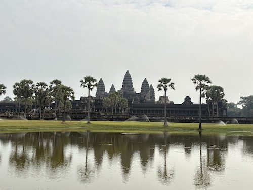 Angkor Wat w Kambodży &ndash; widok na gł&oacute;wne wieże świątyni