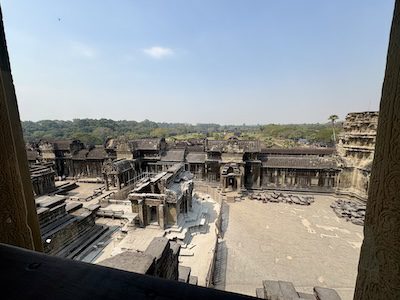 Wnętrze świątyni Angkor Wat z widocznymi kamiennymi kolumnami i detalami architektonicznymi
