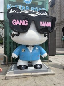 Miś Gangnam na ulicy K-road w Seulu