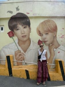mural z Jiminem i Jungkookiem z BTS w Busan